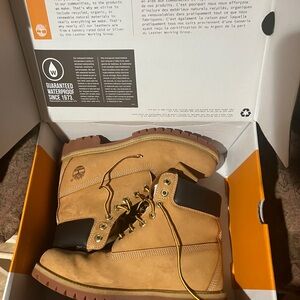 NEW IN BOX. Timberland Men's 6’IN Wheat Nubuck Waterproof Boots Size 9 M